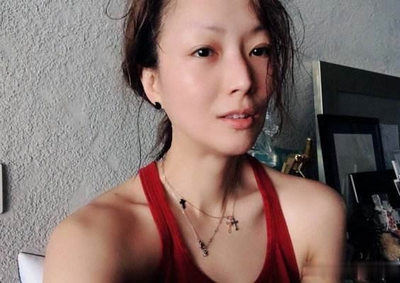 47岁郑秀文晒健身照，完美身材肌肉线条明显，难怪看不出真实年龄