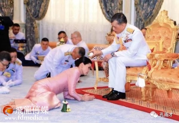 泰国国王“四婚”！新王后是他的“女保镖”！