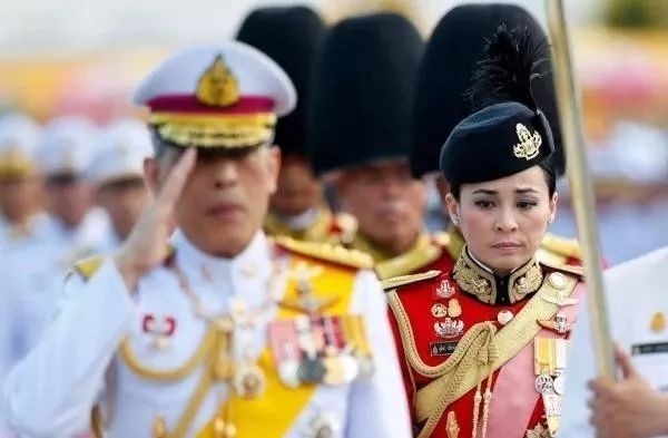 泰国国王“四婚”！新王后是他的“女保镖”！