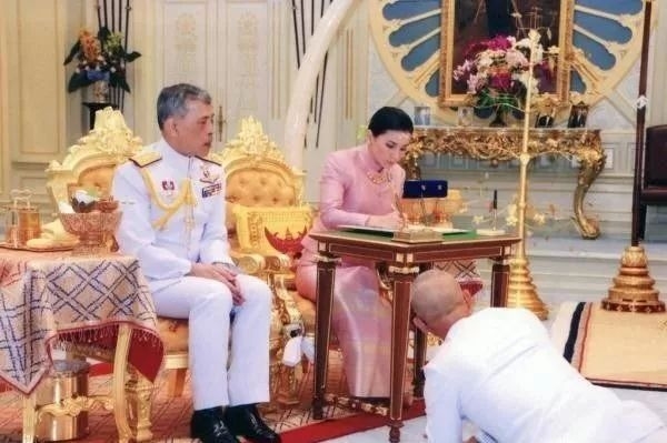 泰国国王“四婚”！新王后是他的“女保镖”！