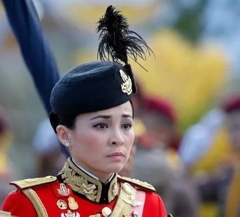 泰国国王“四婚”！新王后是他的“女保镖”！