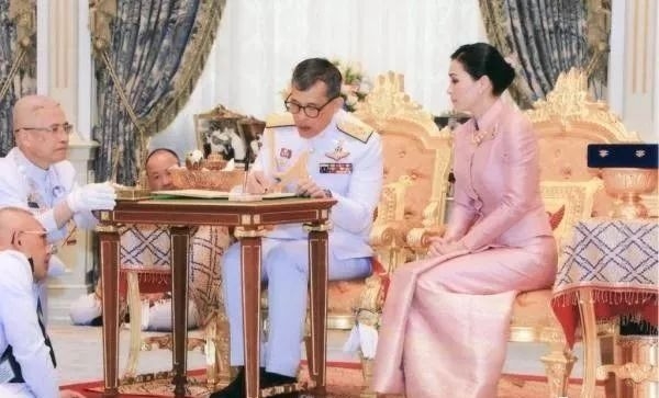 泰国国王“四婚”！新王后是他的“女保镖”！