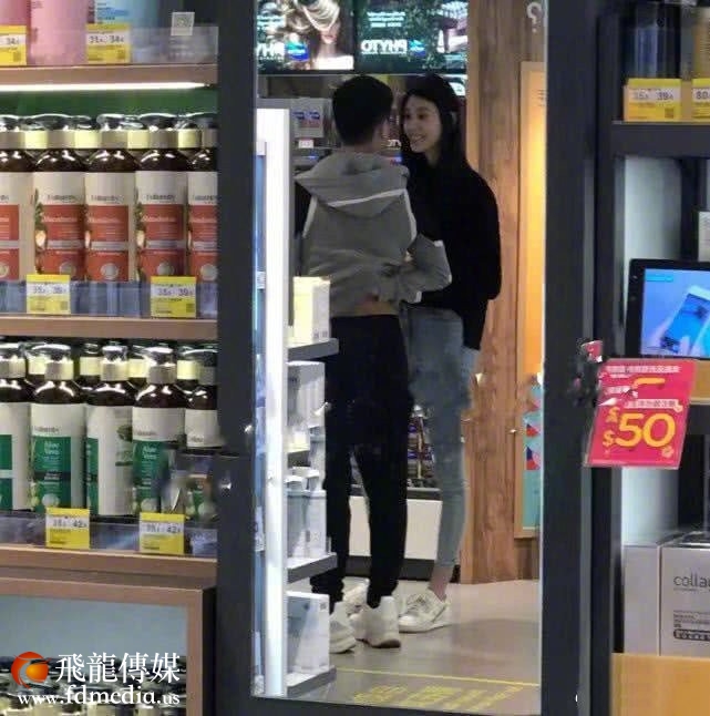 何猷君被曝向奚梦瑶奢华求婚:清空三层楼,买99999朵玫瑰布置