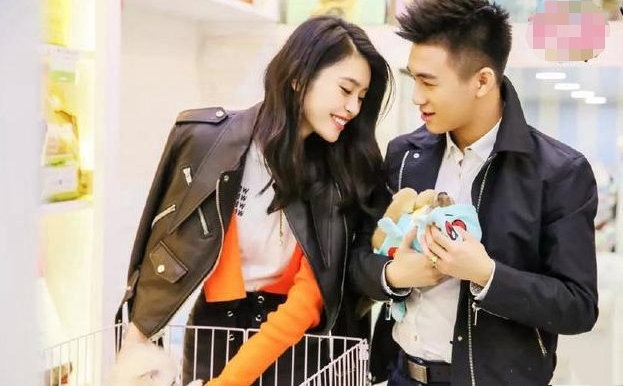 何猷君被曝向奚梦瑶奢华求婚:清空三层楼,买99999朵玫瑰布置