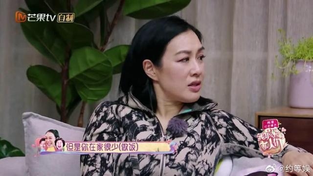 张伦硕举灯牌跪榴莲“道歉”,可问题是他看钟丽缇的眼神骗不了人