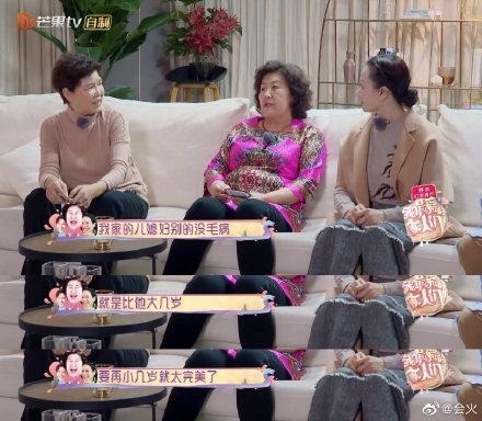 张伦硕举灯牌跪榴莲“道歉”,可问题是他看钟丽缇的眼神骗不了人