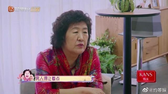 张伦硕举灯牌跪榴莲“道歉”,可问题是他看钟丽缇的眼神骗不了人