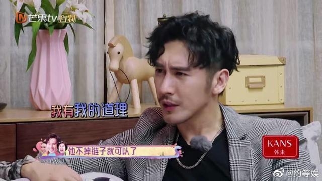 张伦硕举灯牌跪榴莲“道歉”,可问题是他看钟丽缇的眼神骗不了人