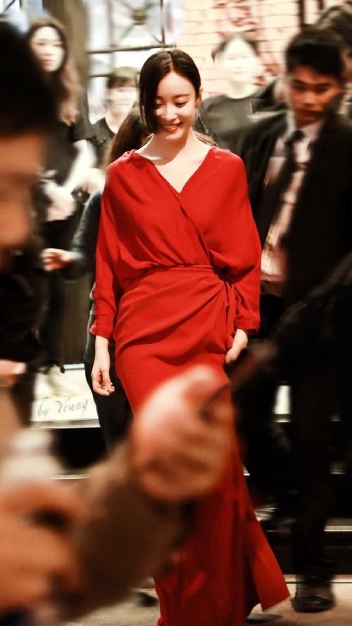 倪妮被近距离拍摄皮肤白嫩无瑕疵，路人视角身材超苗条