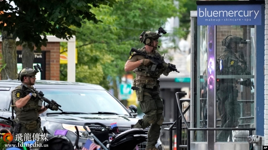 芝加哥市近郊海兰帕克独立日庆祝游行期间发生大规模枪击惨案后,执法当局展开搜索。(2022年7月4日)